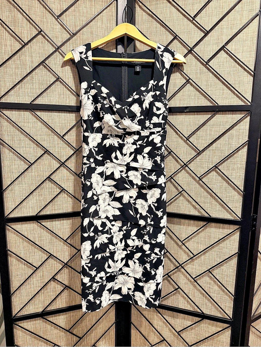 WHBM Instantly Slimming Floral Bodycon Sleeveless Dress Black & White - Sz 12